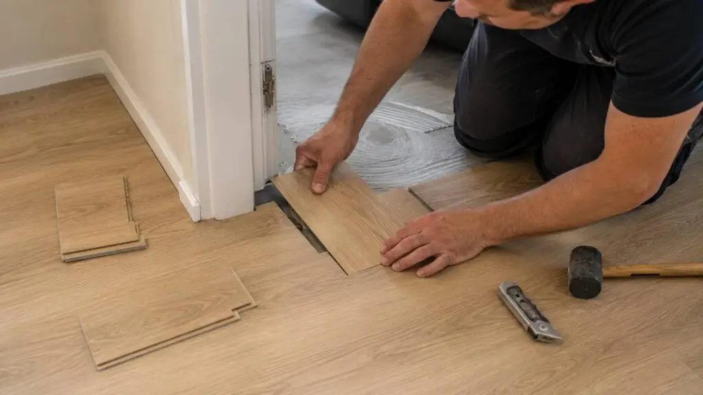 Pvc vloer leggen rond hoeken en deurkozijnen met extra snijwerk